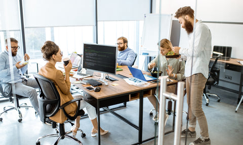 Asiatische Lebensmittel werden im Office gegessen